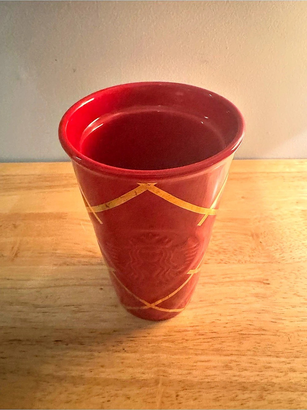 Starbucks Red Ceramic Travel Mug Gold Lattice Embossed Logo Red Gold 10 fl oz